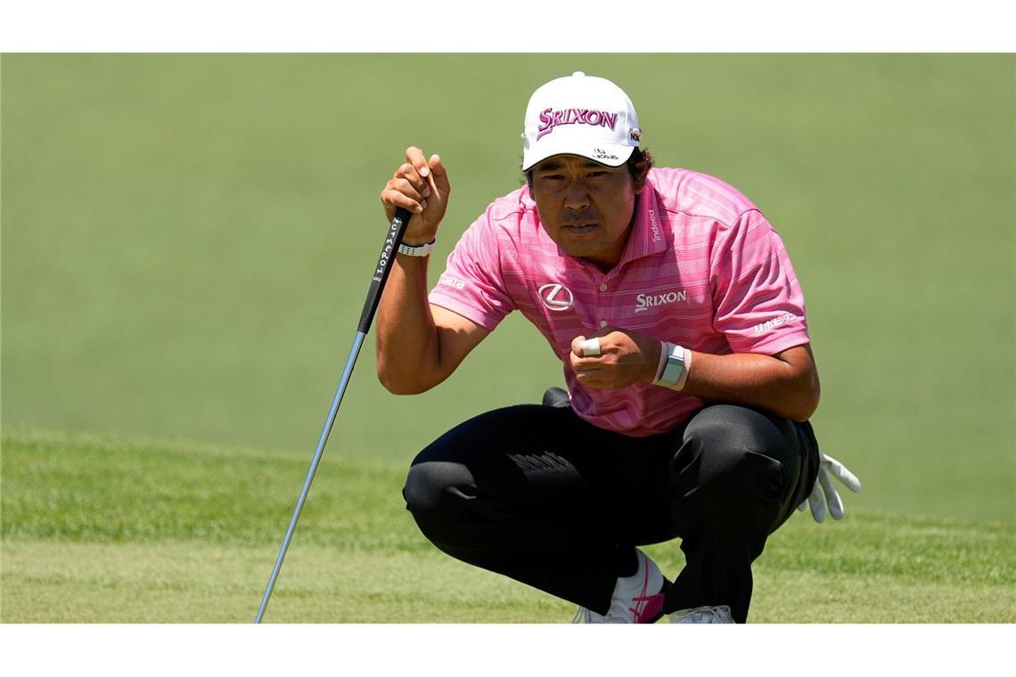 Hochkonzentriert geht Hideki Matsuyama aus Japan das Spiel in den US Masters beim Golf an: Er setzt zum Putt an.