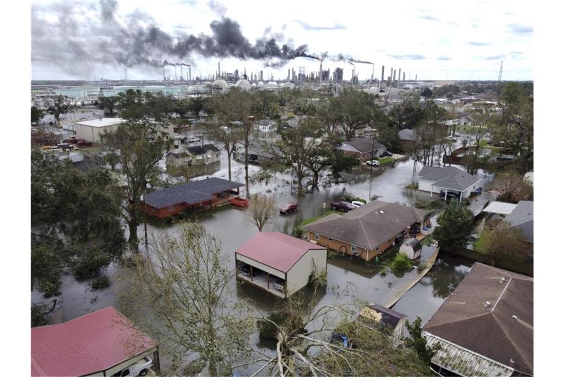 Eine Million Menschen nach Hurrikan „Ida“ ohne Strom Hochwasser in einer Wohnsiedlung und auf dem Gelände einer Raffinerie in Louisiana nach dem Hurrikan „Ida“. Foto: Chris Granger/The Times-Picayune/The New Orleans Advocate via AP/dpa