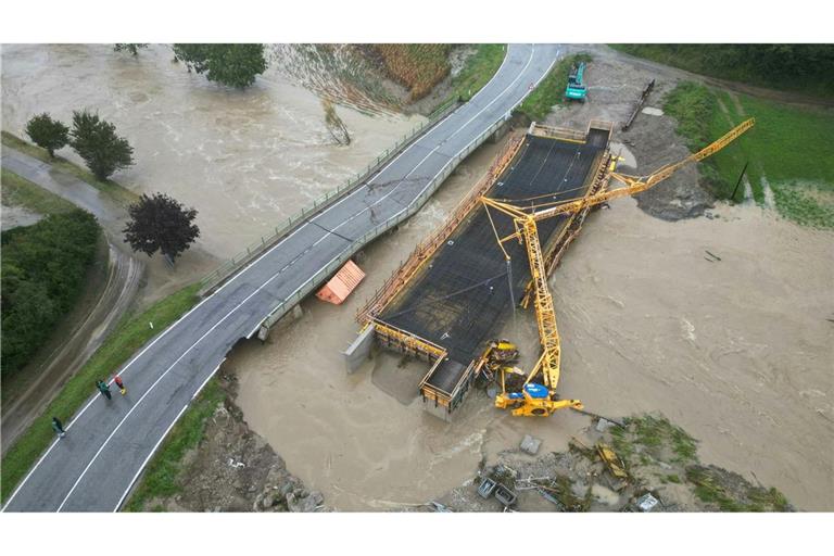 Hochwasser in Österreich: Eine Brücke ist eingestürzt.