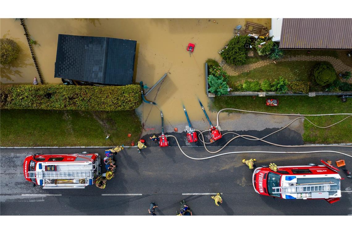 Hochwasser in Österreich - Feuerwehrleute pumpen im niederösterreichischen Ort Kapelln Wasser ab