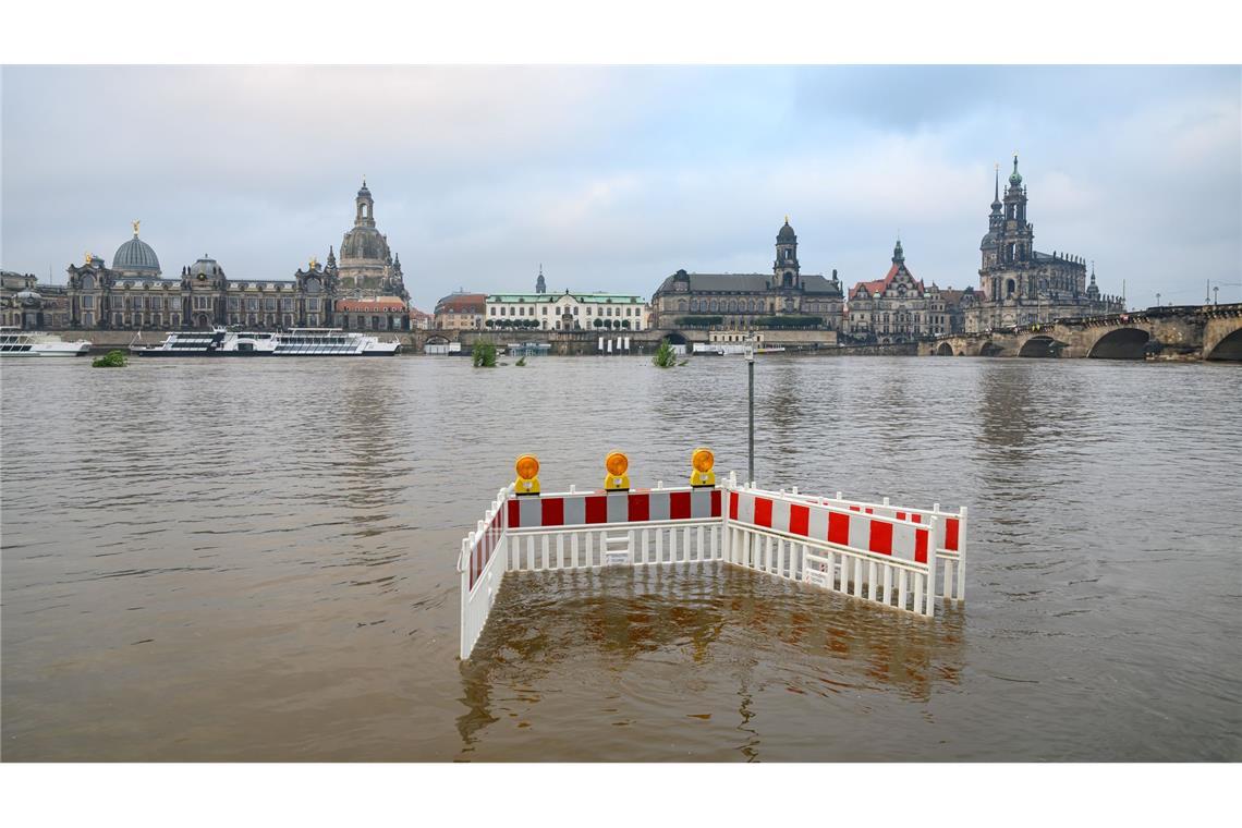 Hochwasser in Sachsen - Absperrungen stehen gegenüber der Altstadtkulisse auf den von der Elbe überfluteten Elbwiesen