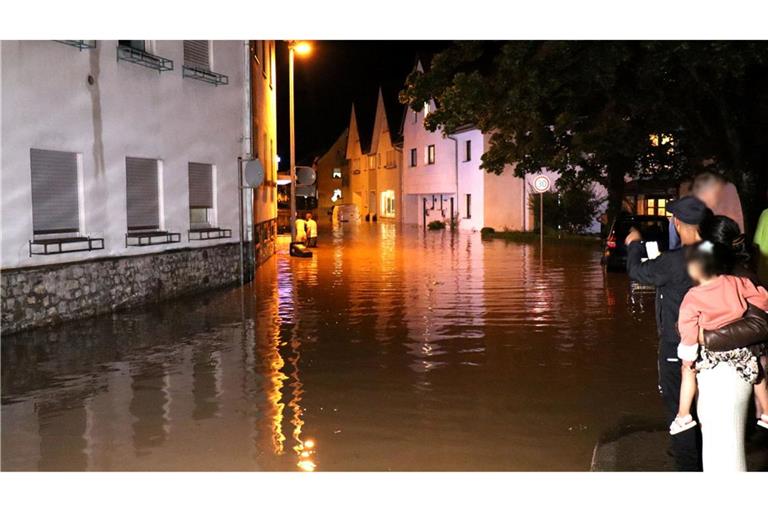 Hochwasser überflutet im Landkreis Karlsruhe eine Straße.