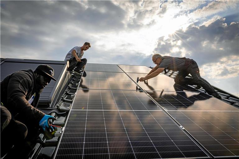 Höhenangst darf ein Solaranlagenbauer nicht haben. Harald Jung (rechts) montiert mit seinem Sohn Lauritz und einem Mitarbeiter eine Fotovoltaikanlage auf einem Dach im Kammerhof in Unterweissach. Foto: Alexander Becher