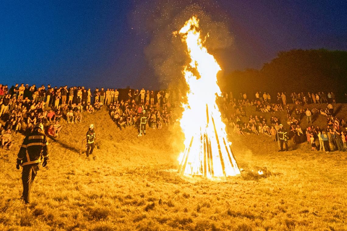 Höhepunkt des Freitagabends ist der Fackelzug, an dessen Ende das traditionelle Sonnwendfeuer entzündet wird. Foto: Alexander Becher