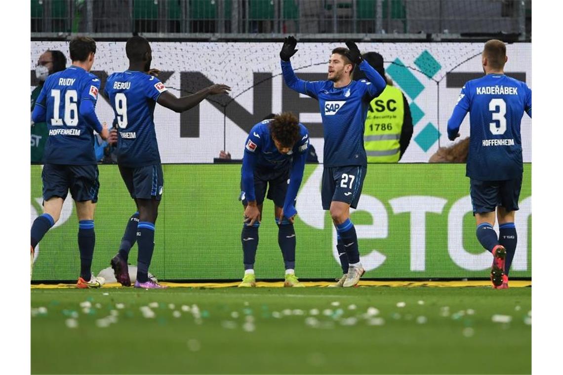 Bundesliga-Samstag: Ein Abstiegskandidat siegt, zwei patzen Hoffenheims Andrej Kramaric (2.v.r.) freut sich mit seinen Mitspielern, nachdem sie das Spiel nach 0:1-Rückstand noch gedreht haben. Foto: Swen Pförtner/dpa