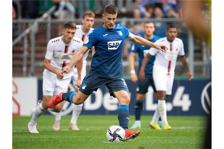 Hoffenheims Andrej Kramaric erzielt das 1:0 vom Elfmeterpunkt. Foto: Federico Gambarini/dpa