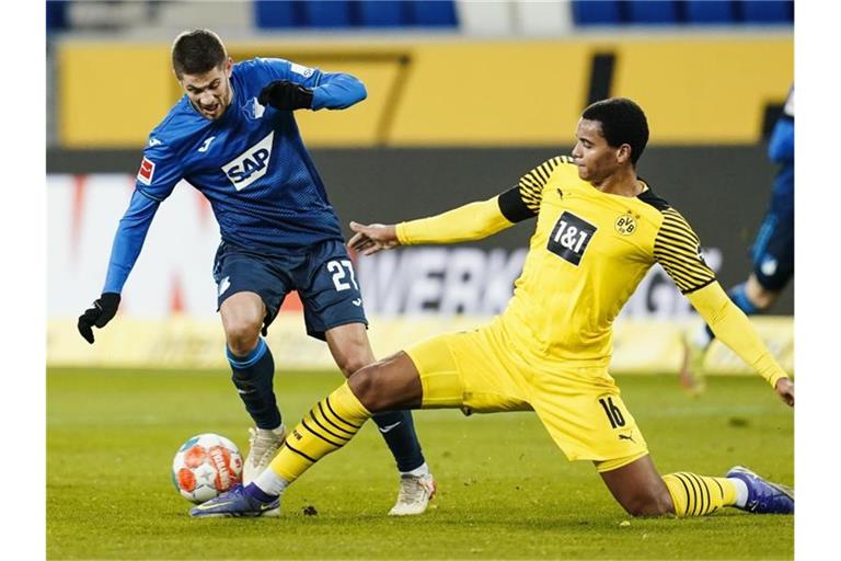 Hoffenheims Andrej Kramaric (l) und Dortmunds Manuel Akanji kämpfen um den Ball. Foto: Uwe Anspach/dpa