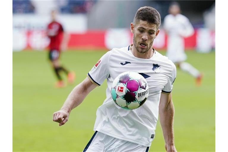 Hoffenheims Andrej Kramaric spielt den Ball. Foto: Uwe Anspach/dpa/Archivbild