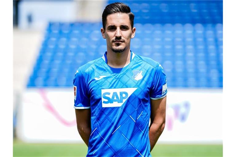 Hoffenheims Benjamin Hübner steht im Stadion. Foto: Uwe Anspach/dpa/Archivbild