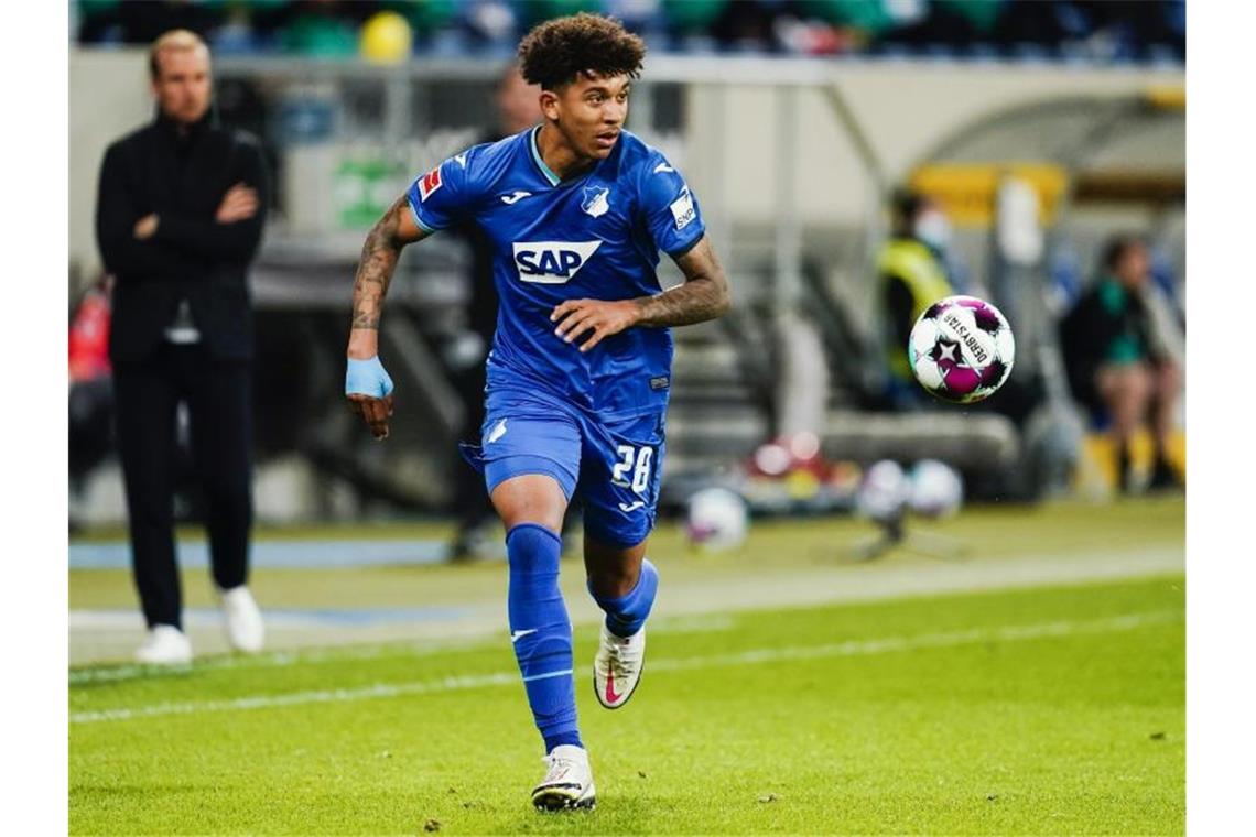 Hoffenheim's Chris Richards spielt den Ball. Foto: Uwe Anspach/dpa/Archivbild