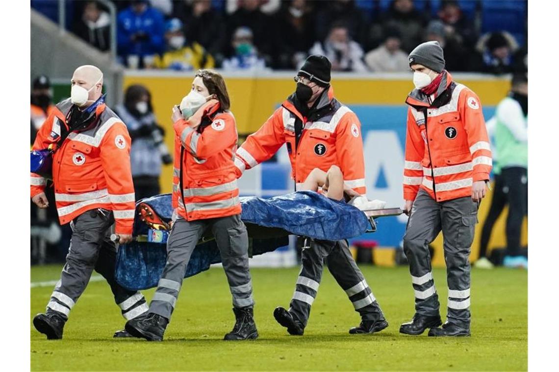 Rudy und Geiger fallen bei Hoffenheim erstmal aus Hoffenheims Dennis Geiger wird verletzt auf einer Trage vom Spielfeld gebracht. Foto: Uwe Anspach/dpa