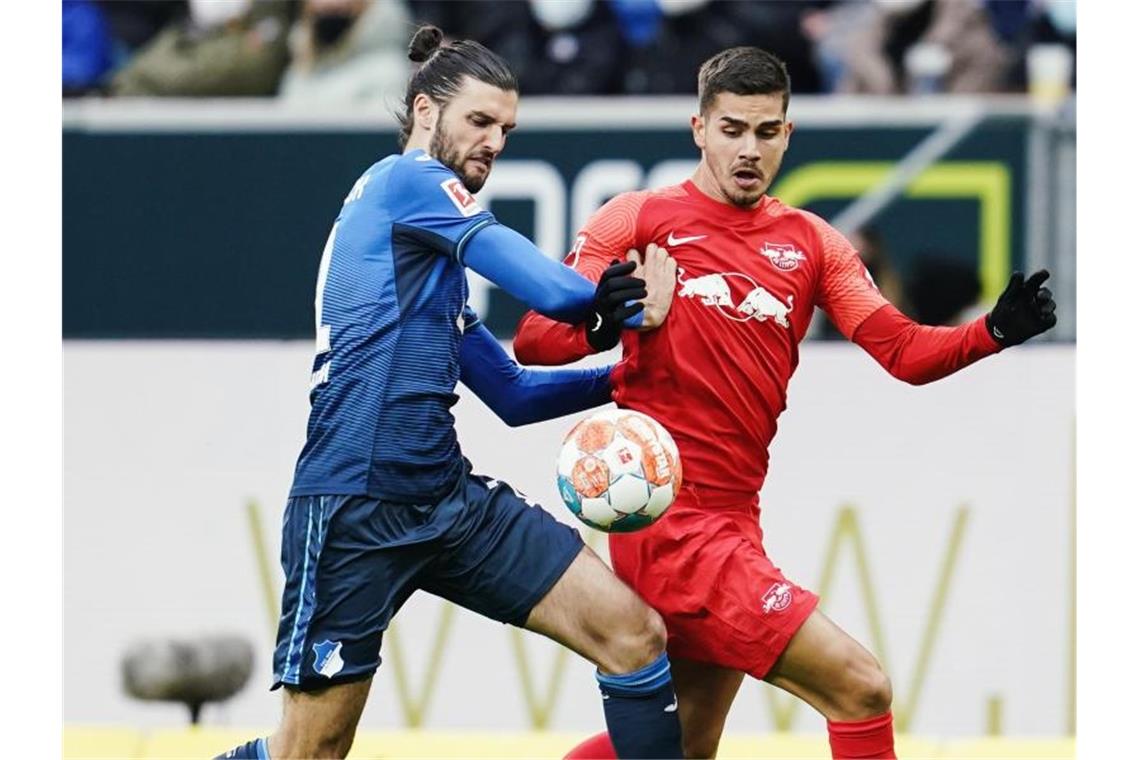 Hoffenheims Florian Grillitsch (l) und Leipzigs André Silva kämpfen um den Ball. Foto: Uwe Anspach/dpa