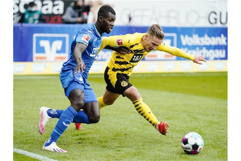 Hoffenheims Ihlas Bebou und Dortmunds Felix Passlack (l-r.) im Duell um den Ball. Foto: Uwe Anspach/dpa