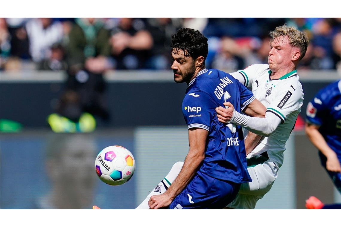 Hoffenheims Ozan Kabak (l) und Gladbachs Robin Hack kämpfen um den Ball.