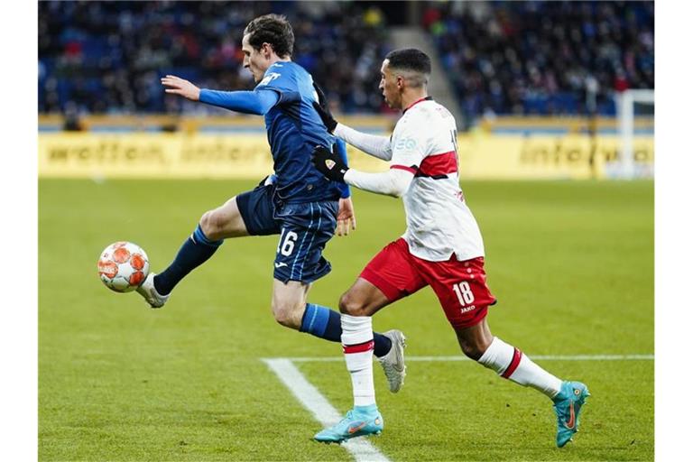 Hoffenheims Sebastian Rudy (l) und Stuttgarts Tiago Tomas kämpfen um den Ball. Foto: Uwe Anspach/dpa