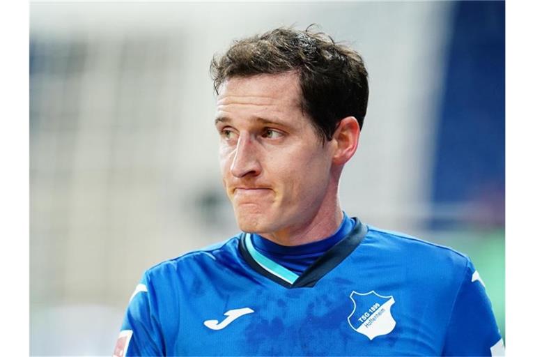 Hoffenheims Sebastian Rudy schaut in die Runde. Foto: Uwe Anspach/dpa