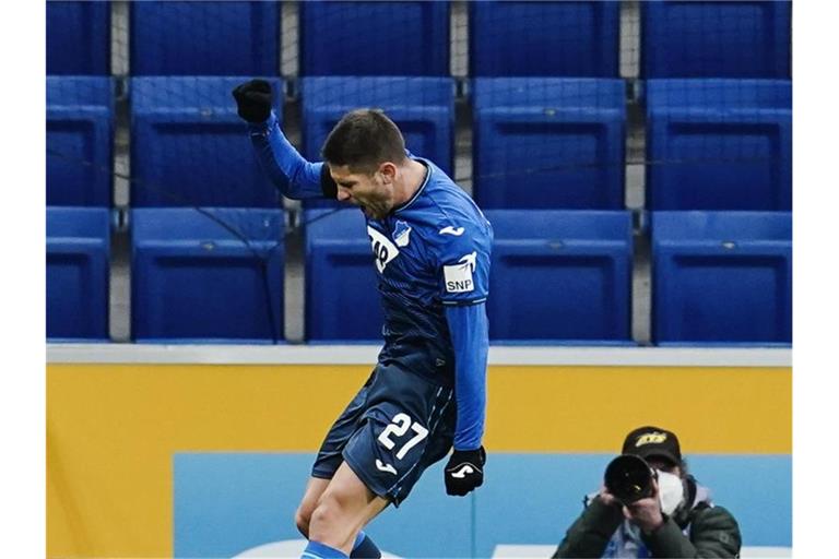 Hoffenheims Torsachütze Andrej Kramaric jubelt. Foto: Uwe Anspach/dpa