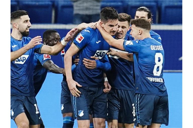 Hoffenheims Torschütze Benjamin Hübner (M) jubelt mit Mannschaftskollegen über das Tor zum 1:0. Foto: Uwe Anspach/dpa