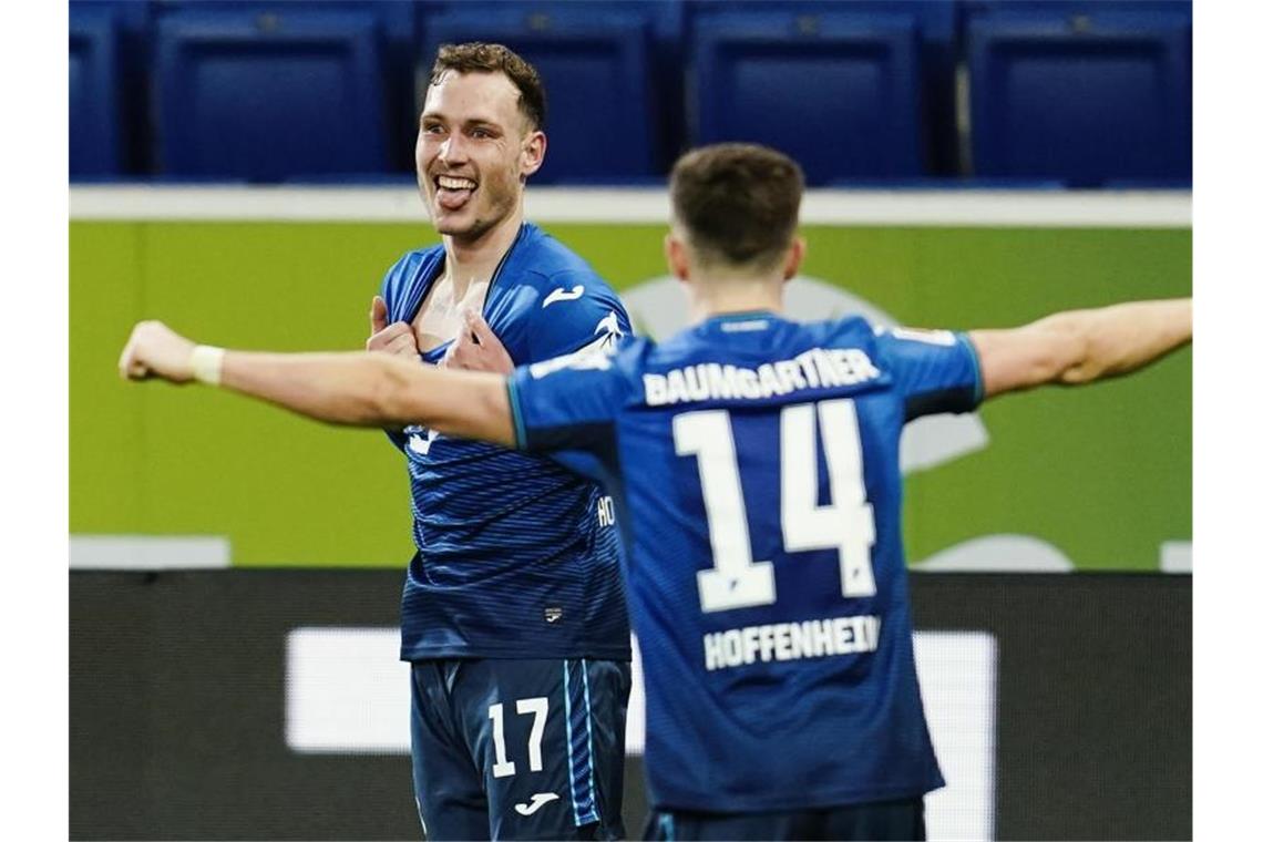 „Nicht umsonst da oben“: Hoffenheim Tabellendritter Hoffenheims Torschütze David Raum (l) jubelt mit Christoph Baumgartner über das Tor zum 3:1 gegen Augsburg. Foto: Uwe Anspach/dpa