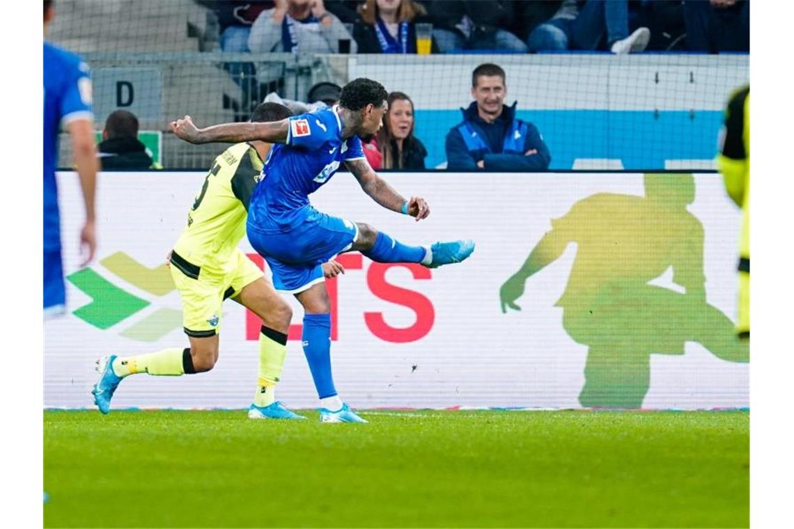 Paderborn ist Hoffenheim unterlegen: „Im falschen Film“ Hoffenheims Torschütze Jürgen Locadia (M.) schießt das Tor zum 3:0. Foto: Uwe Anspach/dpa