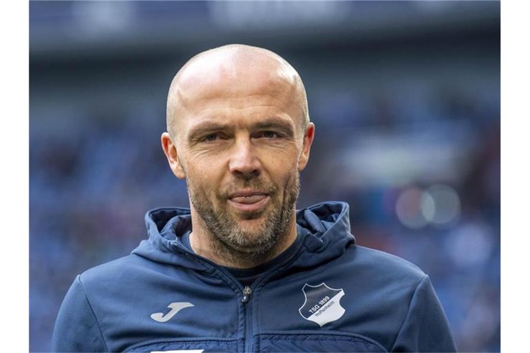 Hoffenheims Trainer Alfred Schreuder steht in einem Stadion. Foto: David Inderlied/dpa/Archivbild