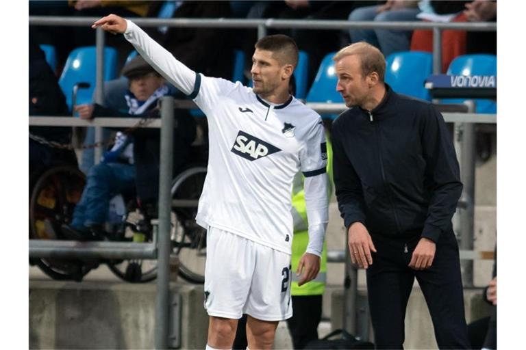 Hoffenheims Trainer Sebastian Hoeneß (r) im Gespräch mit Andrej Kramaric. Foto: Bernd Thissen/dpa