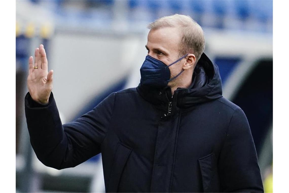 Hoffenheims Trainer Sebastian Hoeneß winkt. Foto: Uwe Anspach/dpa/Archiv