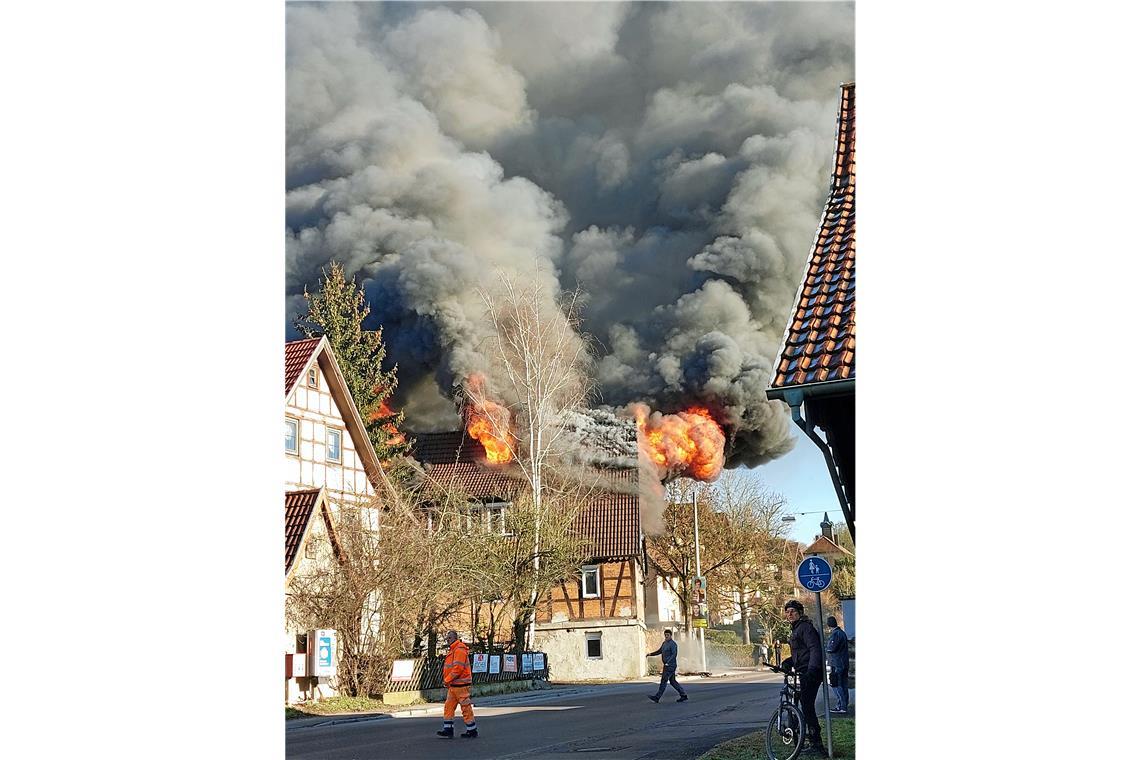 Hohe Flammen schlagen bei dem Brand aus dem Dachstuhl. Foto: Markus Stricker