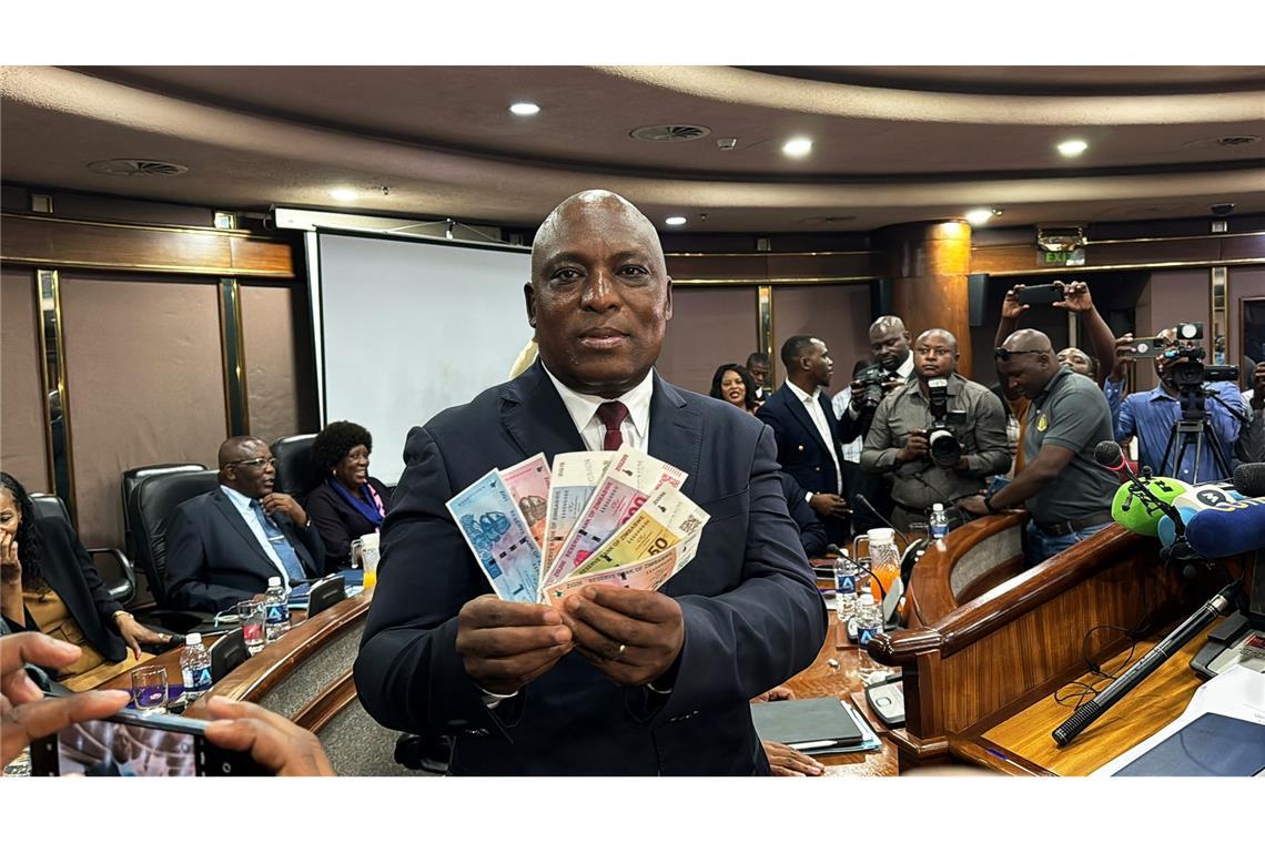 Hohe Inflation ist der Grund für die Einführung einer neuen Währung in Simbabwe. Die Geldnoten namens Zimbabwe Gold sind an Gold und andere Edelmetalle gekoppelt. Der Gouverneur der Zentralbank von Simbabwe John Mushayavanhu stellte auf einer Pressekonferenz die neue Währung vor.