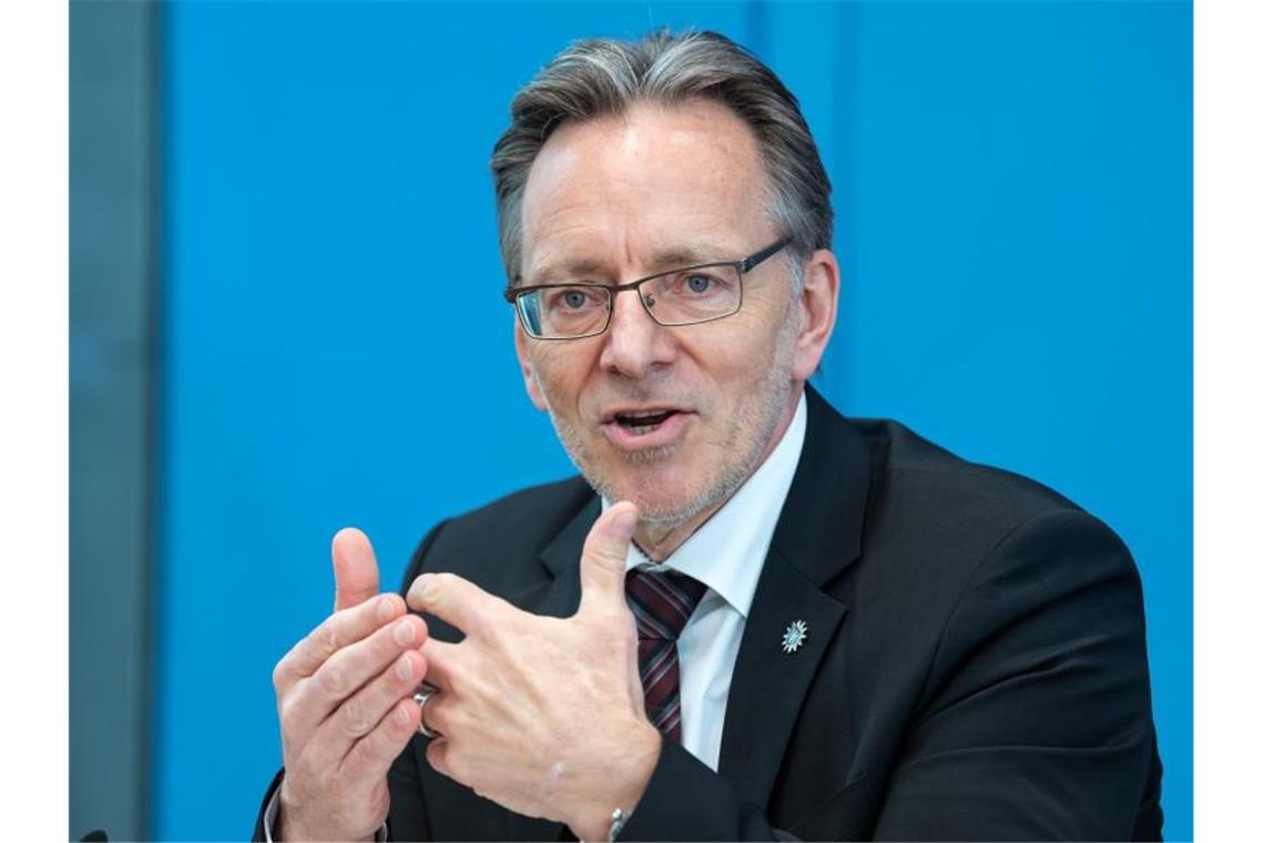 Weniger Kriminalität - Schlechte Zeiten für Einbrecher Holger Münch, Präsident des Bundeskriminalamts (BKA), stellt in der Bundespressekonferenz die Polizeiliche Kriminalstatistik 2020 vor. Foto: Bernd von Jutrczenka/dpa
