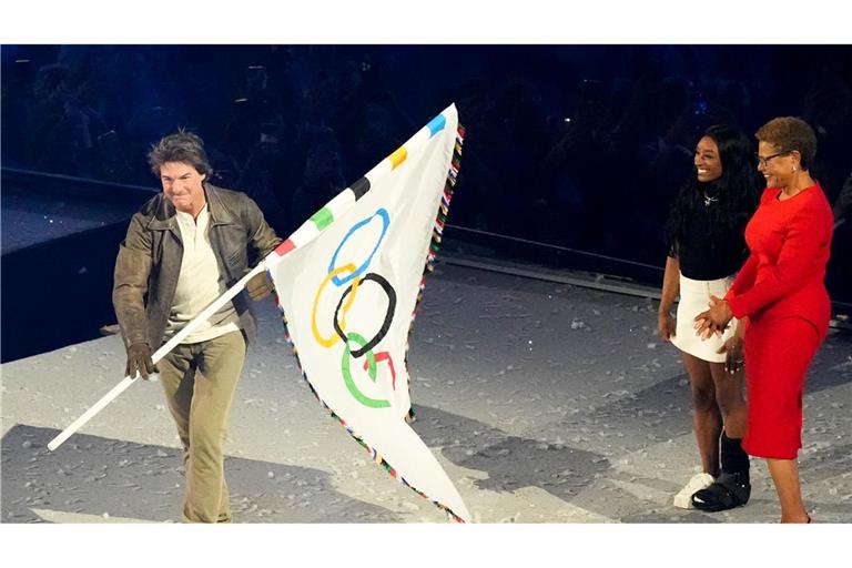 Hollywoodstar Tom Cruise übernahm die olympische Flagge für Los Angeles 2028.