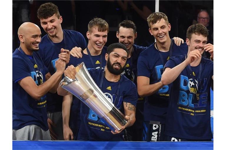 Holten 2020 neben der Meisterschaft auch den Pokal: Die Basketballer von Alba Berlin. Foto: Christof Stache/AFP-Pool/dpa