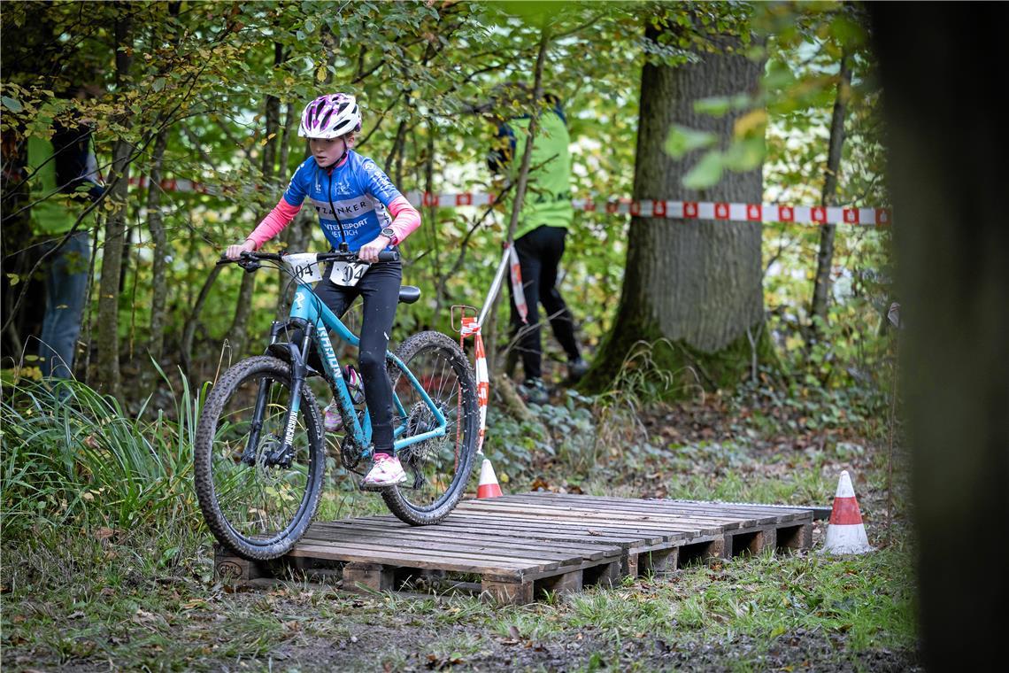 Holzpaletten dienen beim Kindercrossduathlon im Backnanger Plattenwald als Hinde...