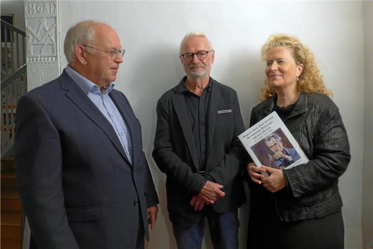 Horst Schildknecht (von links), Klaus-Dieter Rosenkranz und Renate von Babka mit dem neuen Heft über Oskar Kreibich beim Altstadtstammtisch. Foto: Klaus J. Loderer