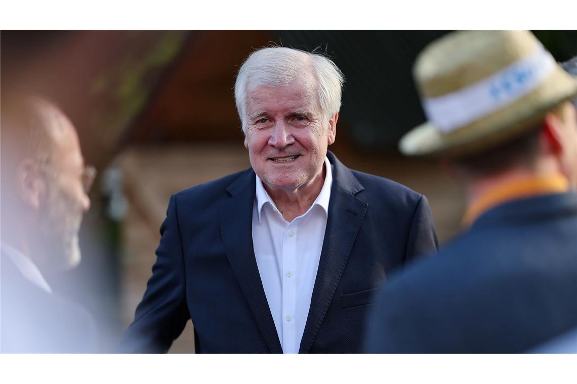 Horst Seehofer (75), hier bei einer Wahlkampfveranstaltung der CSU im Mai 2024, war bayerischer Ministerpräsident, CSU-Vorsitzender und im letzten Kabinett von Kanzlerin Angela Merkel (CDU) Bundesinnenminister. Mit Merkel trug er vor allem in Migrationsfragen mehrere Konflikte aus. (Archivfoto)