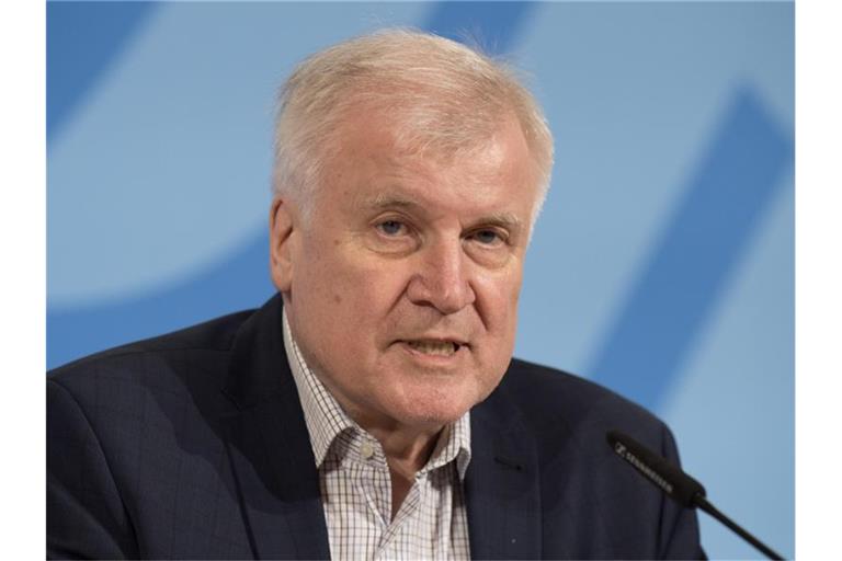 Horst Seehofer (CSU), Bundesinnenminister, bei einer Pressekonferenz im Bundesinnenministerium. Foto: Jörg Carstensen/dpa