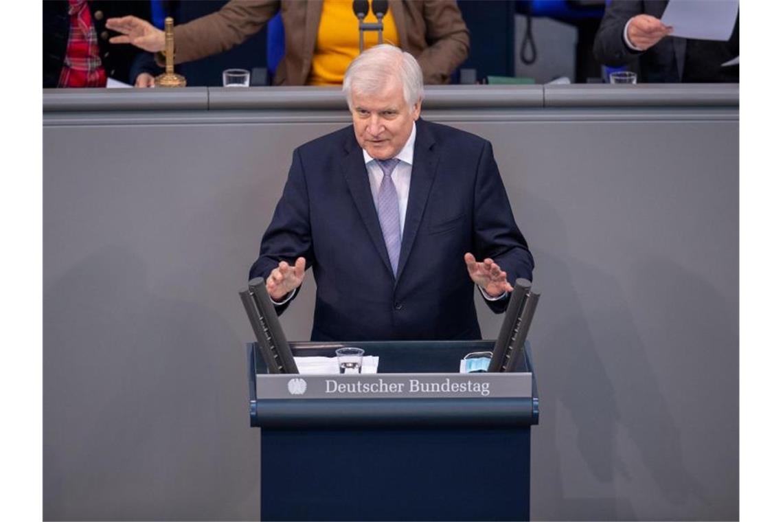 Grenzkontrollen: Bayern will mehr Ausnahmen für Pendler Horst Seehofer (CSU), Innenminister, spricht während einer Plenarsitzung des Deutschen Bundestages. Foto: Dorothée Barth/dpa/Archivbild