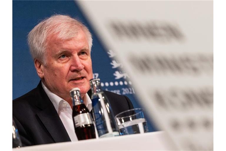 Horst Seehofer (CSU) spricht bei der Pressekonferenz zum Abschluss der Innenministerkonferenz. Foto: Philipp von Ditfurth/dpa