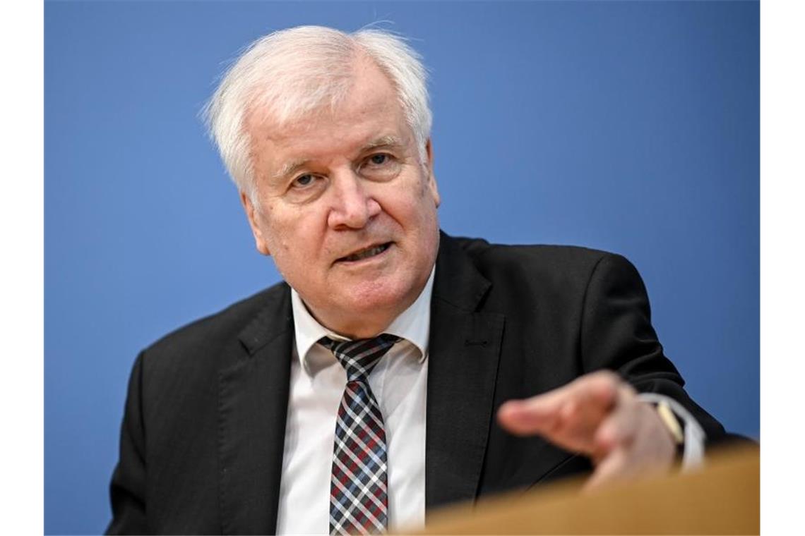 Seehofer: „Deutschland eines der sichersten Länder“ Horst Seehofer: „Sicherheit ist eine Daueraufgabe, für die wir jeden Tag aufs Neue hart arbeiteten müssen.“. Foto: Britta Pedersen/dpa-Zentralbild/dpa