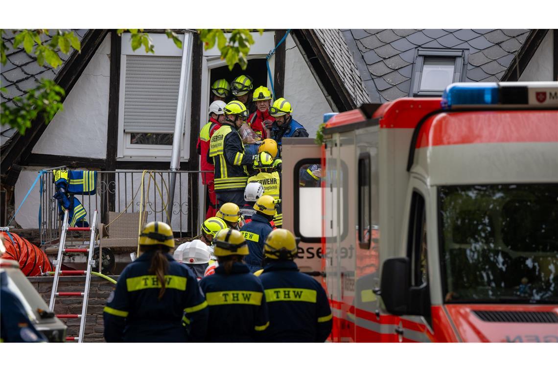 Hoteleinsturz an der Mosel: Rettungskräfte retten Verschüttete aus dem Gebäude.