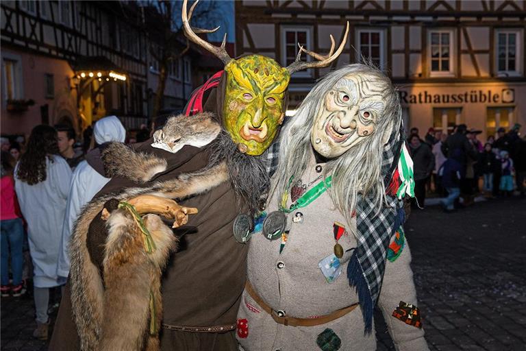 Hotz und Hexenturmweible gehören zu den Figuren der Murreder Henderwäldler. Die Narrenzunft hat insgesamt sechs verschiedene Masken. Archivfoto: Jörg Fiedler