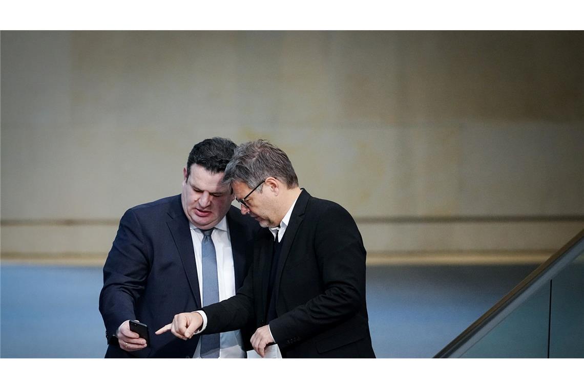 Hubertus Heil (l) und Robert Habeck ringen um eine gemeinsame Position bei der Umsetzung des Lieferkettengesetzes. Archivbild