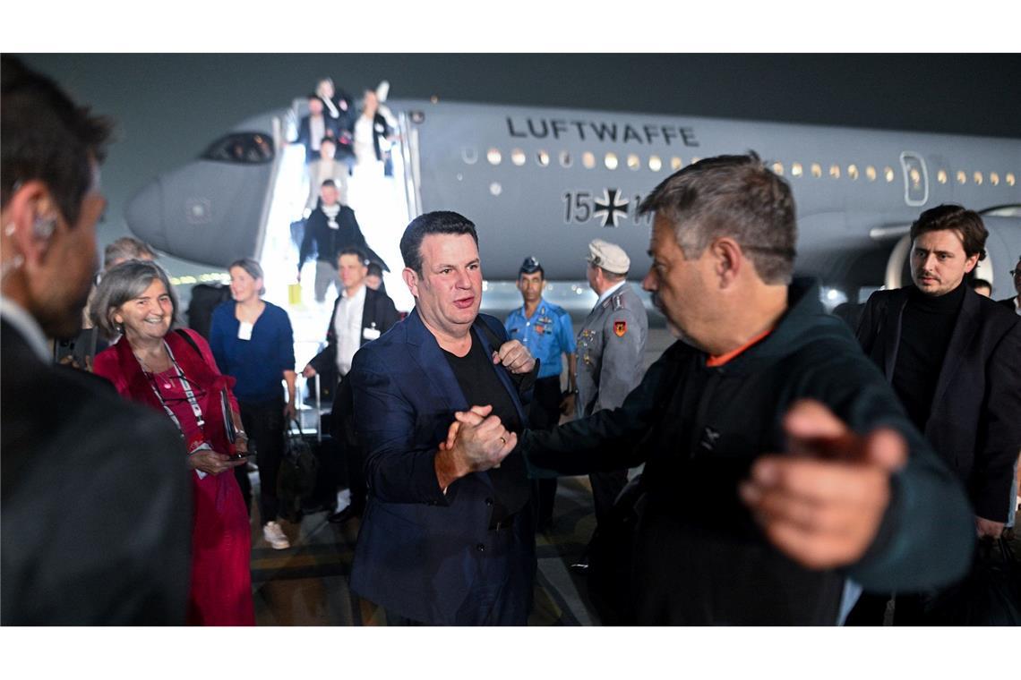 Hubertus Heil und Robert Habeck am Flughafen in Neu-Dehli.