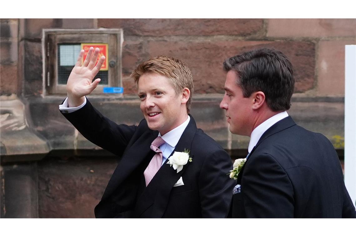 Hugh Grosvenor (l), der Herzog von Westminster, kommt zu seiner Hochzeit in der Kathedrale von Chester an.