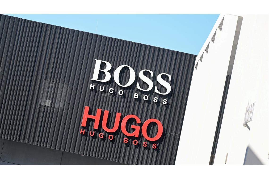 Hugo Boss will nach einem Gewinneinbruch sparen (Archivfoto)