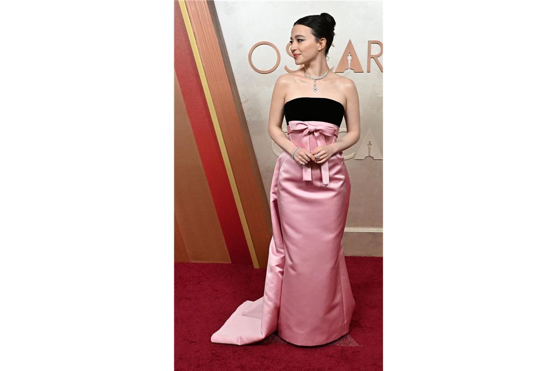 Hui! Schönstes Colour-Blocking – die 25-jährige Mikey Madison debütierte bei den Oscars in einem schulterfreien schwarz-rosafarbenen Kleid von Dior. Später gab es obendrauf noch den Oscar.