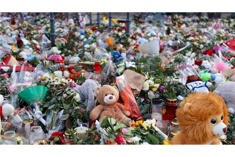 Hunderte Kerzen, Blumen und Plüschtiere vor der Johanniskirche für die Opfer des Anschlags.