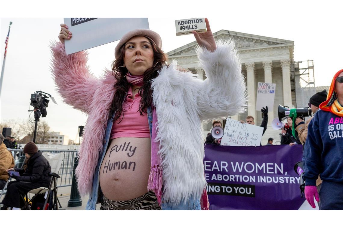 Hunderte Menschen demonstrieren vor dem Supreme Court in Washington. Dort beginnt heute eine Anhörung zur weiteren Zulassung einer Abtreibungspille.