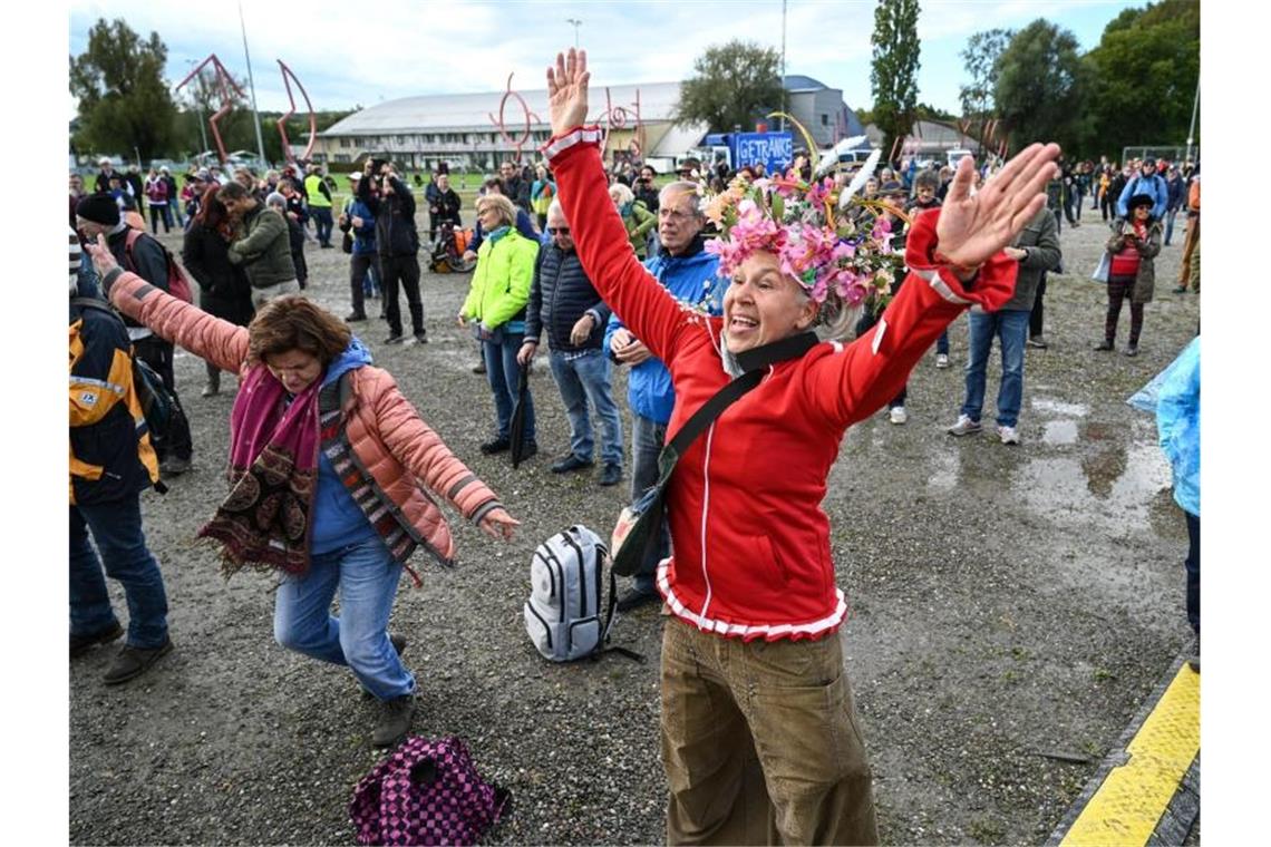 Hunderte Menschen feiern am Ufer des Bodensees einen Gottesdienst. Foto: Felix Kästle/dpa