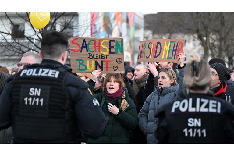 Hunderte Menschen haben in Chemnitz gegen Rechtsextremismus demonstriert.